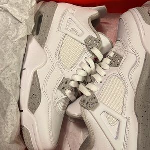 Jordan retro 4 grey and white